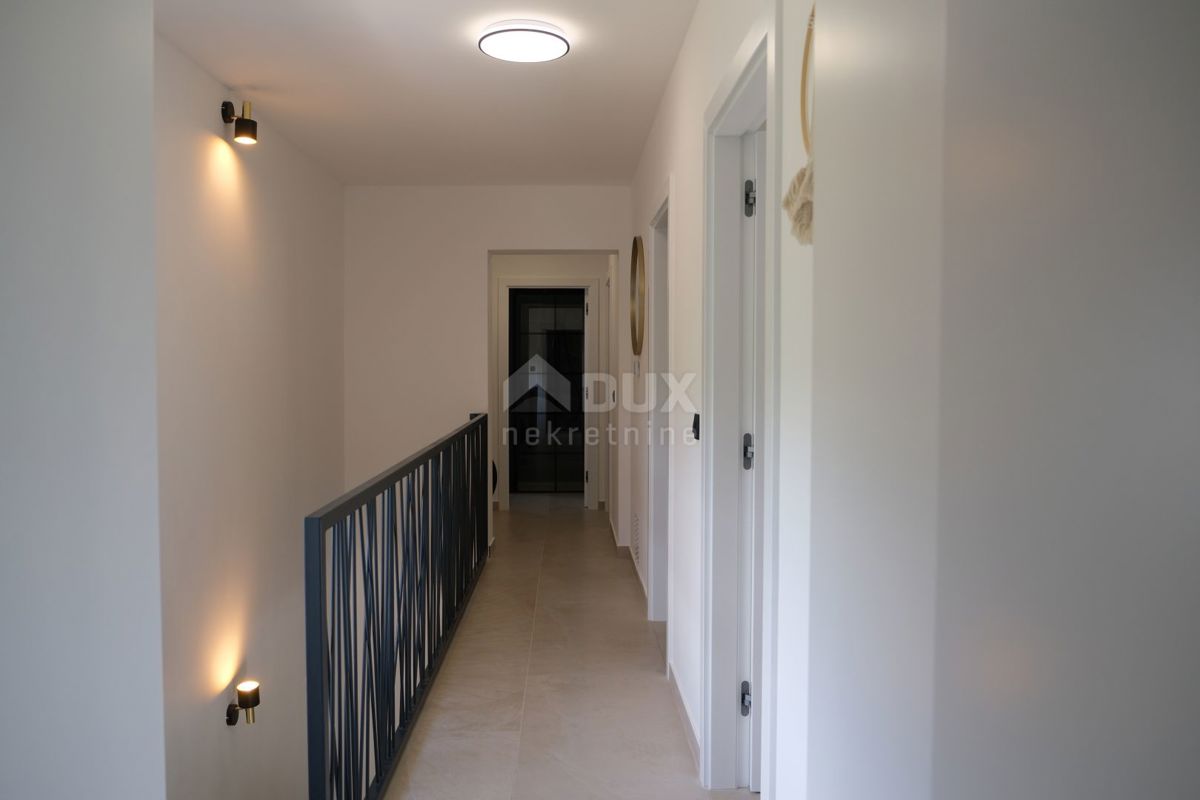 ZADAR, MASLENICA - Incantevole villa in pietra con piscina vicino al mare