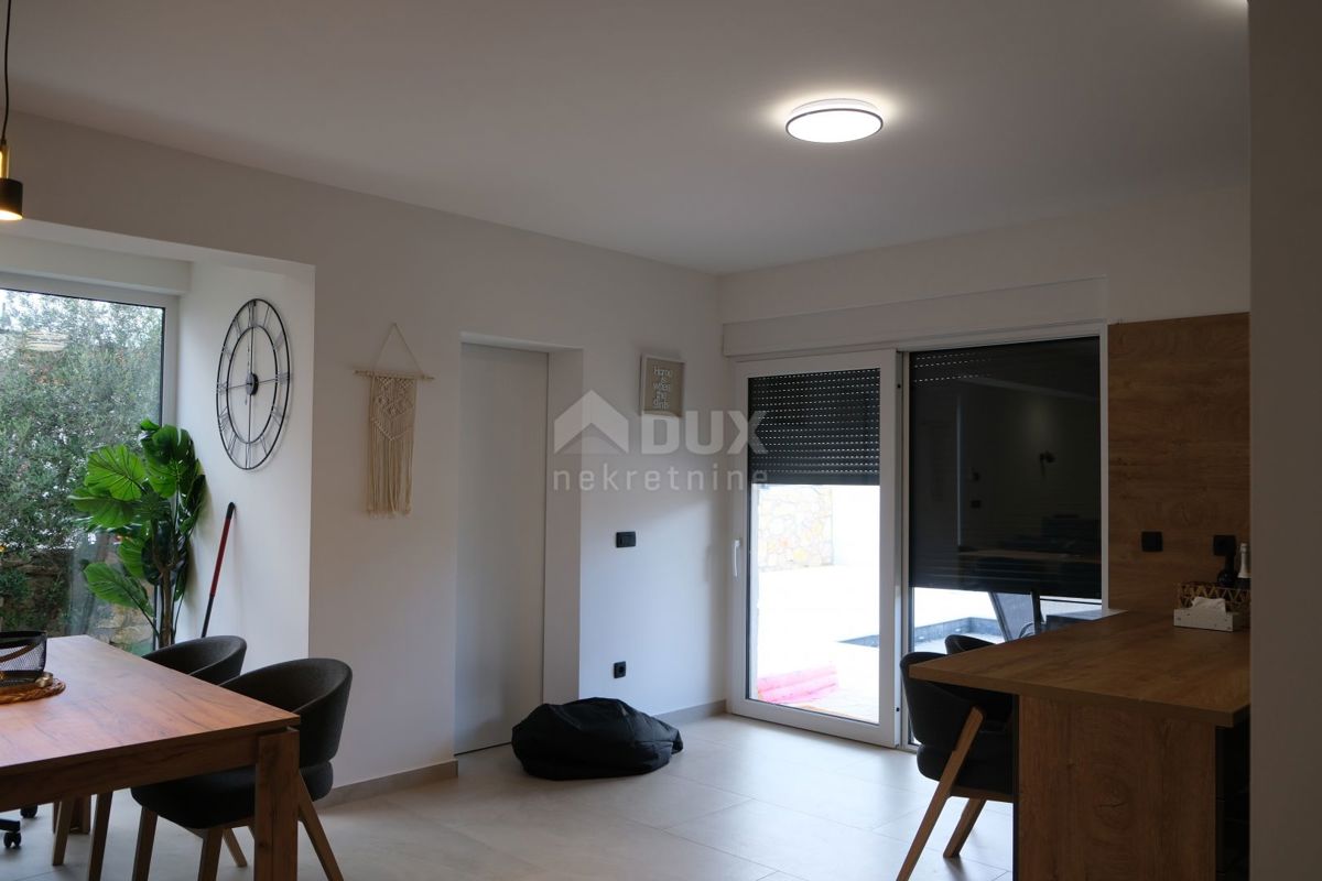 ZADAR, MASLENICA - Incantevole villa in pietra con piscina vicino al mare