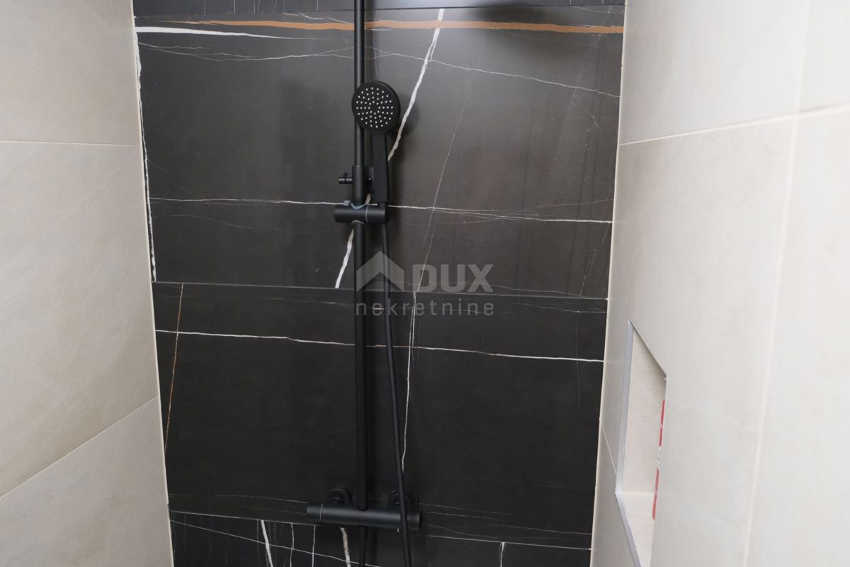 ZADAR, MASLENICA - Incantevole villa in pietra con piscina vicino al mare