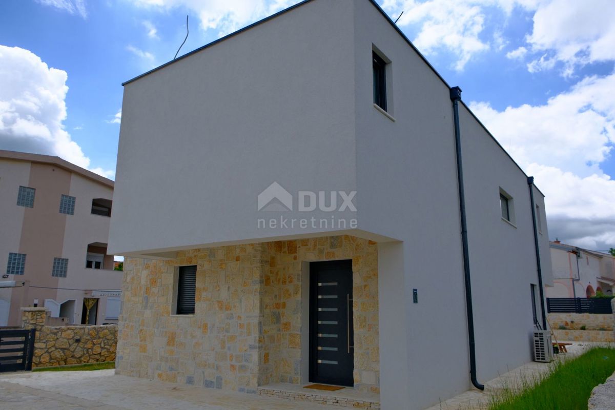 ZADAR, MASLENICA - Incantevole villa in pietra con piscina vicino al mare