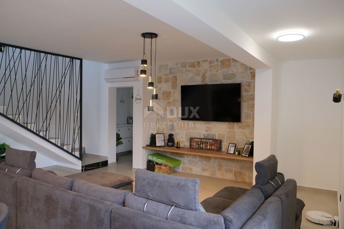 ZADAR, MASLENICA - Incantevole villa in pietra con piscina vicino al mare