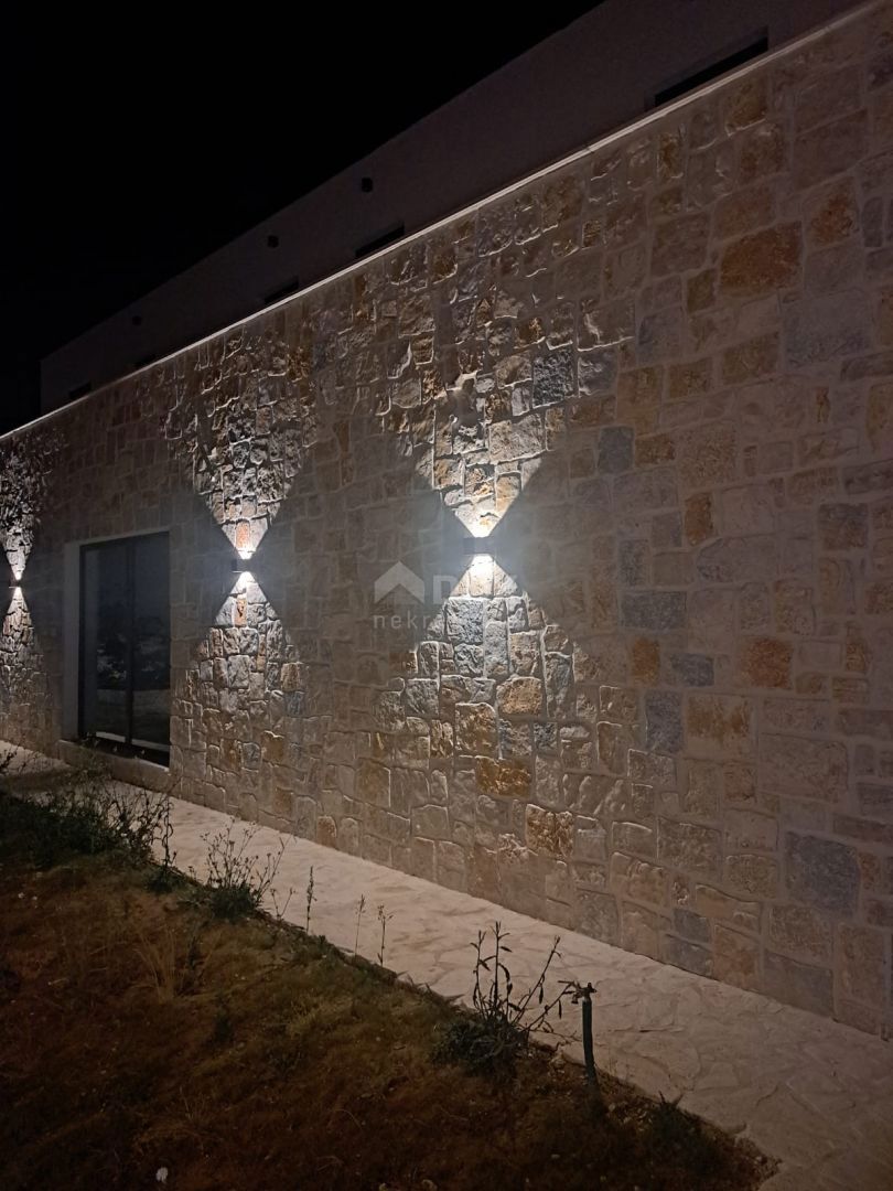 ZADAR, MASLENICA - Incantevole villa in pietra con piscina vicino al mare