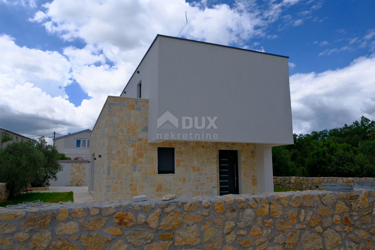 ZADAR, MASLENICA - Incantevole villa in pietra con piscina vicino al mare