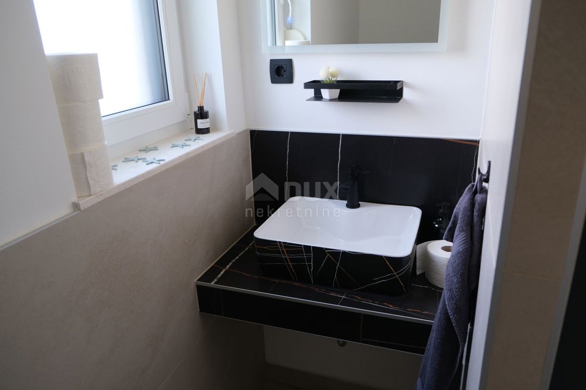 ZADAR, MASLENICA - Incantevole villa in pietra con piscina vicino al mare