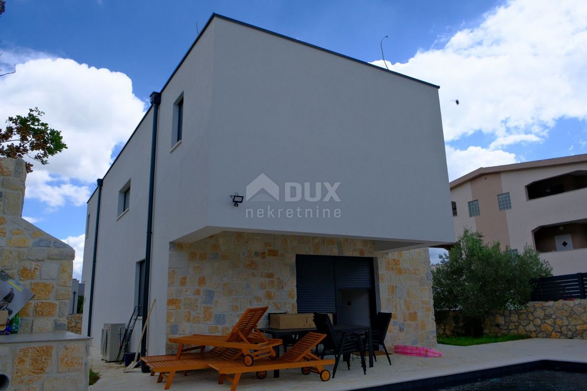 ZADAR, MASLENICA - Incantevole villa in pietra con piscina vicino al mare