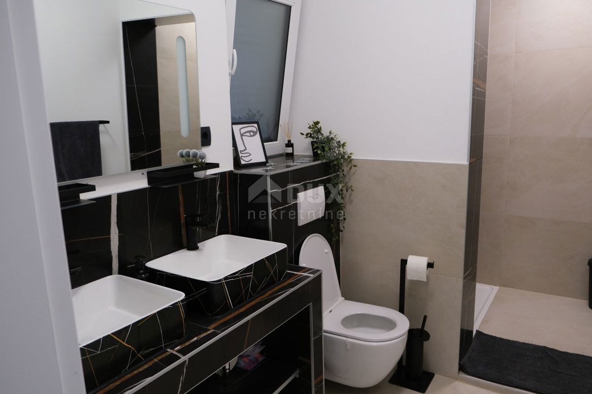 ZADAR, MASLENICA - Incantevole villa in pietra con piscina vicino al mare