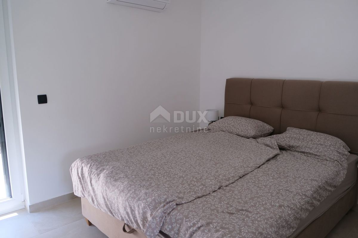 ZADAR, MASLENICA - Incantevole villa in pietra con piscina vicino al mare