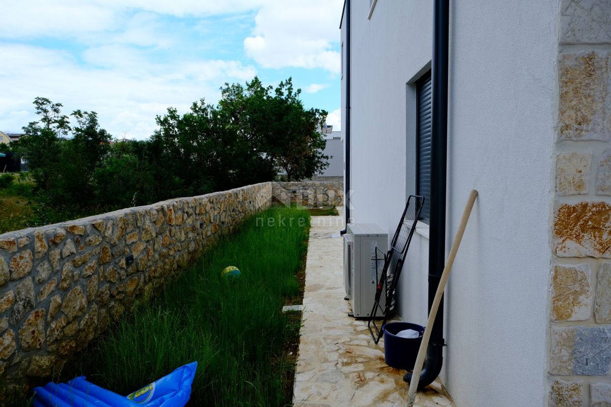 ZADAR, MASLENICA - Incantevole villa in pietra con piscina vicino al mare