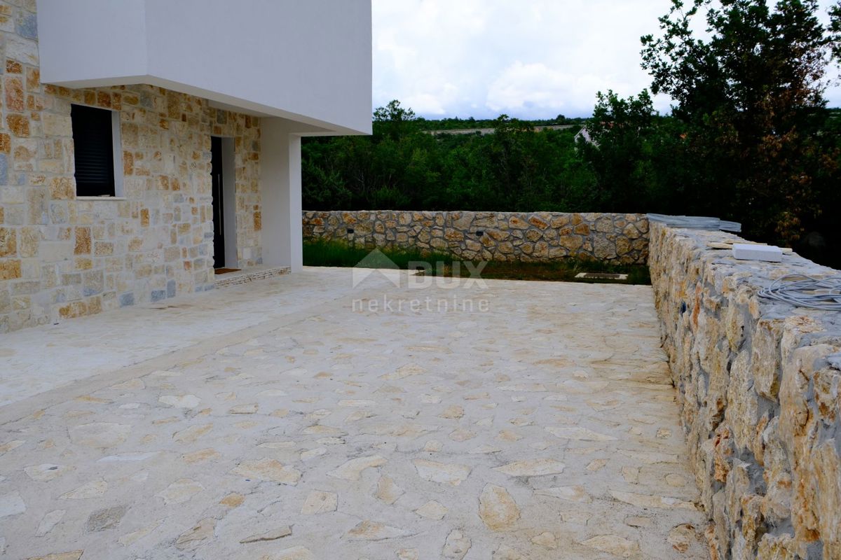 ZADAR, MASLENICA - Incantevole villa in pietra con piscina vicino al mare