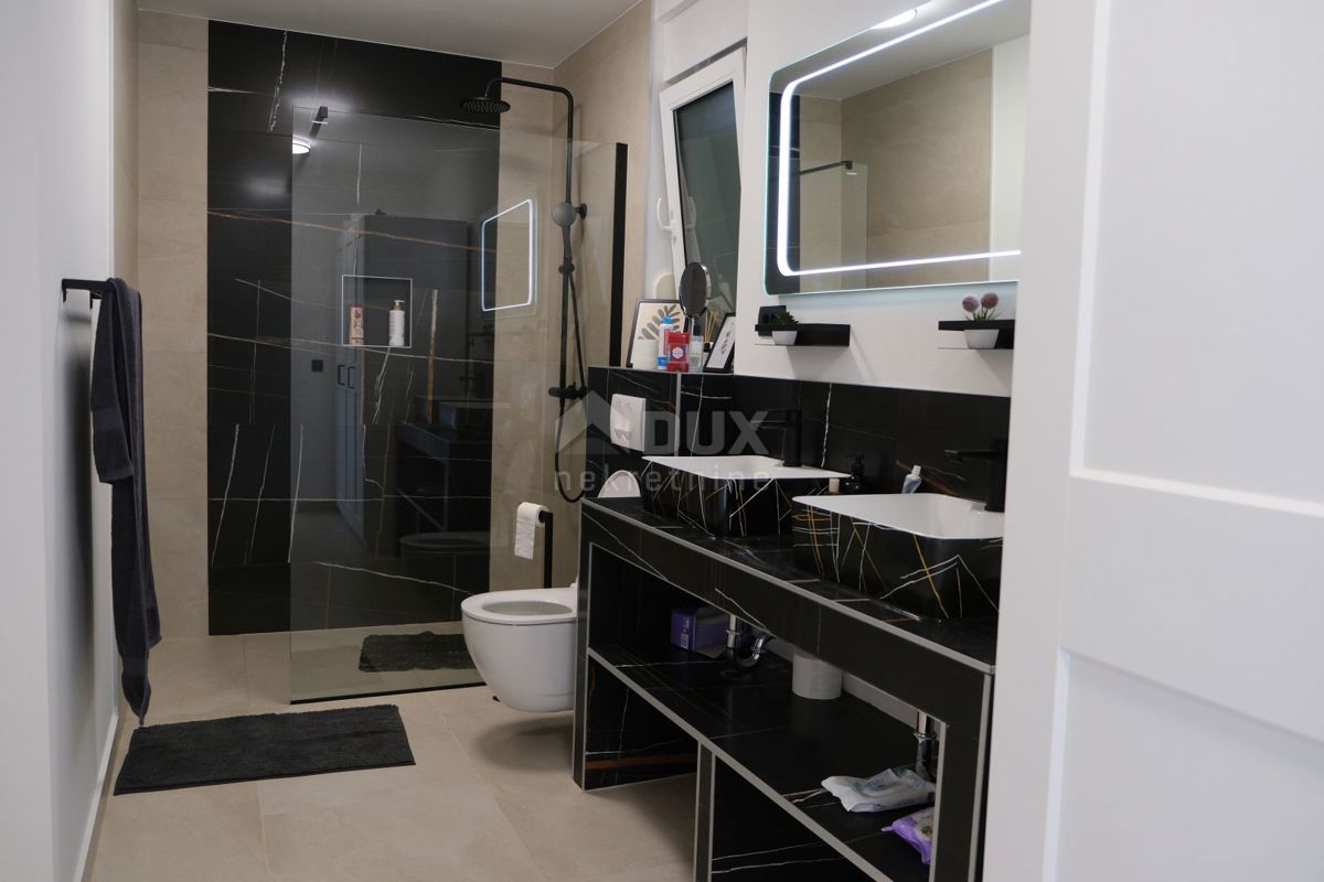 ZADAR, MASLENICA - Incantevole villa in pietra con piscina vicino al mare