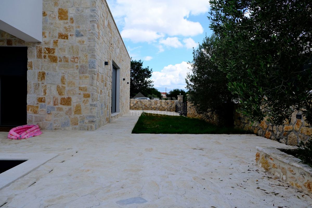 ZADAR, MASLENICA - Incantevole villa in pietra con piscina vicino al mare