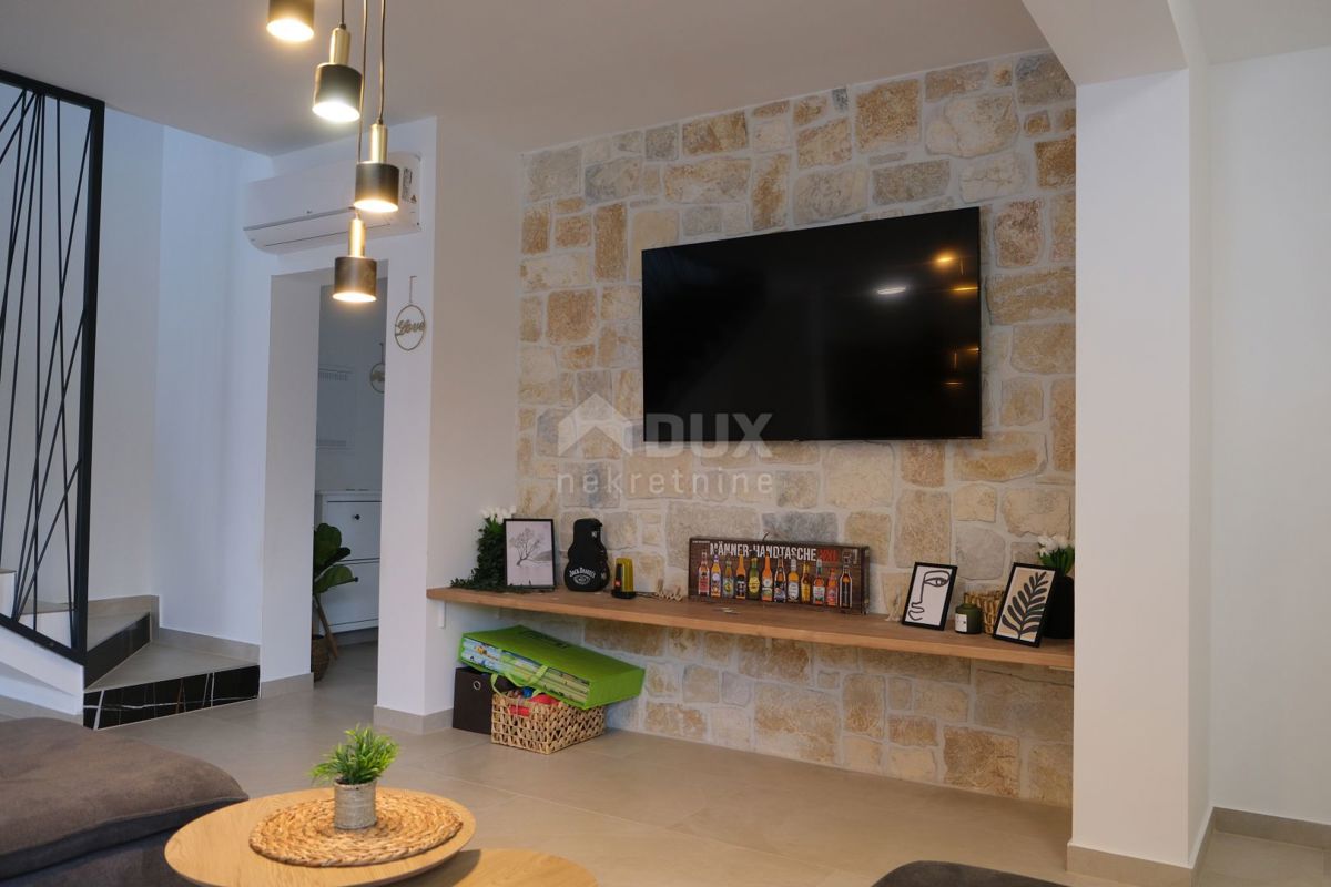 ZADAR, MASLENICA - Incantevole villa in pietra con piscina vicino al mare