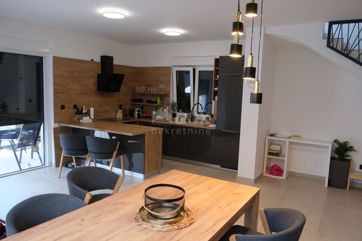 ZADAR, MASLENICA - Incantevole villa in pietra con piscina vicino al mare