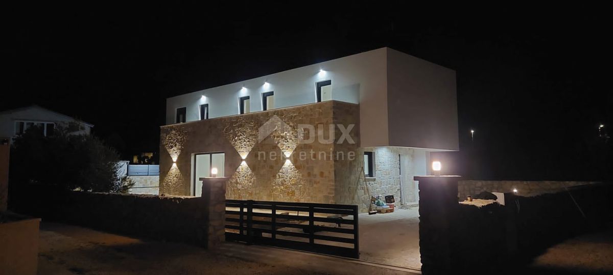 ZADAR, MASLENICA - Incantevole villa in pietra con piscina vicino al mare