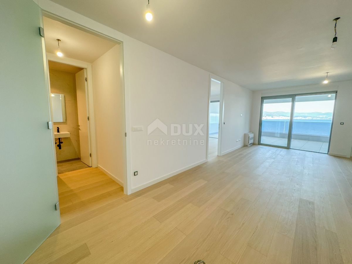 OPATIJA, CENTRO - appartamento in una nuova costruzione con vista mare, piscina condominiale, garage