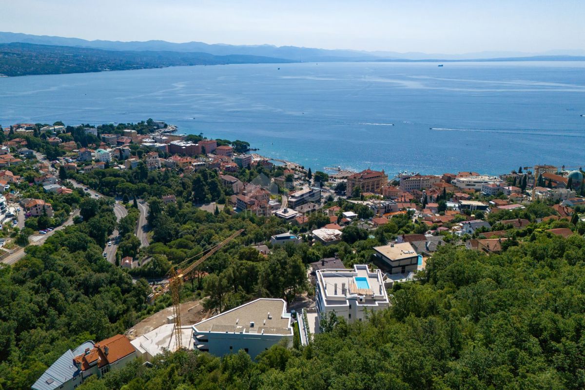 OPATIJA, CENTRO - appartamento in una nuova costruzione con vista mare, piscina condominiale, garage