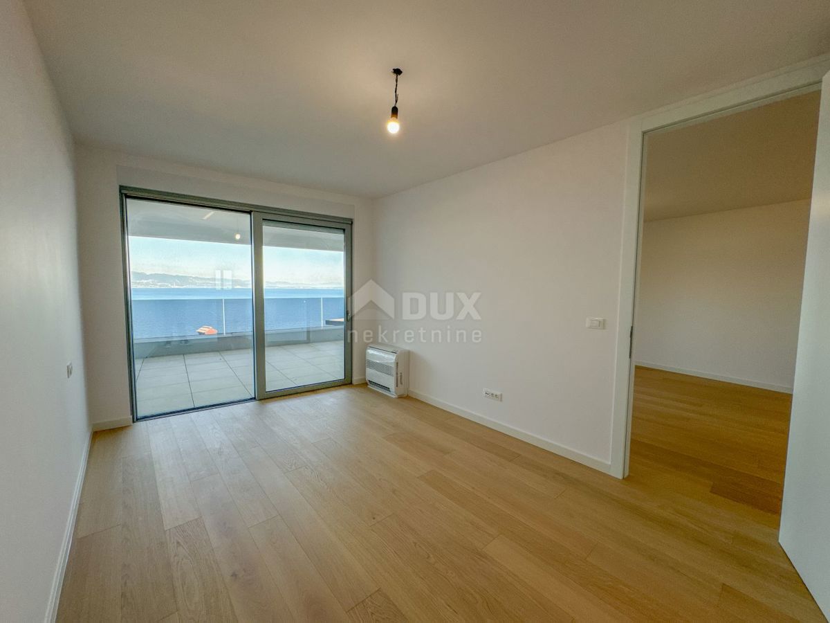 OPATIJA, CENTRO - appartamento in una nuova costruzione con vista mare, piscina condominiale, garage