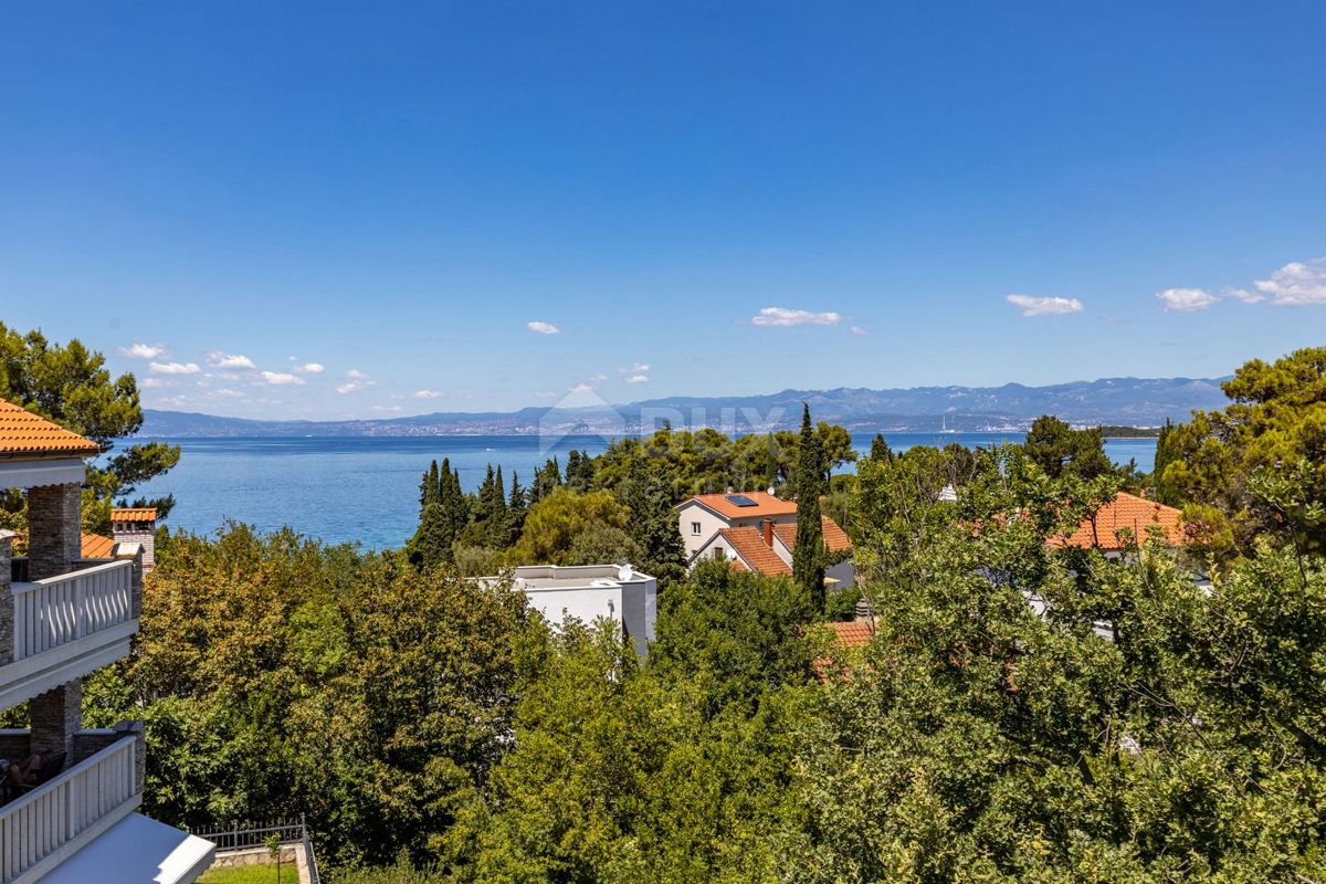 ISOLA DI KRK, MALINSKA - Attico con piscina a soli 150 metri dal mare