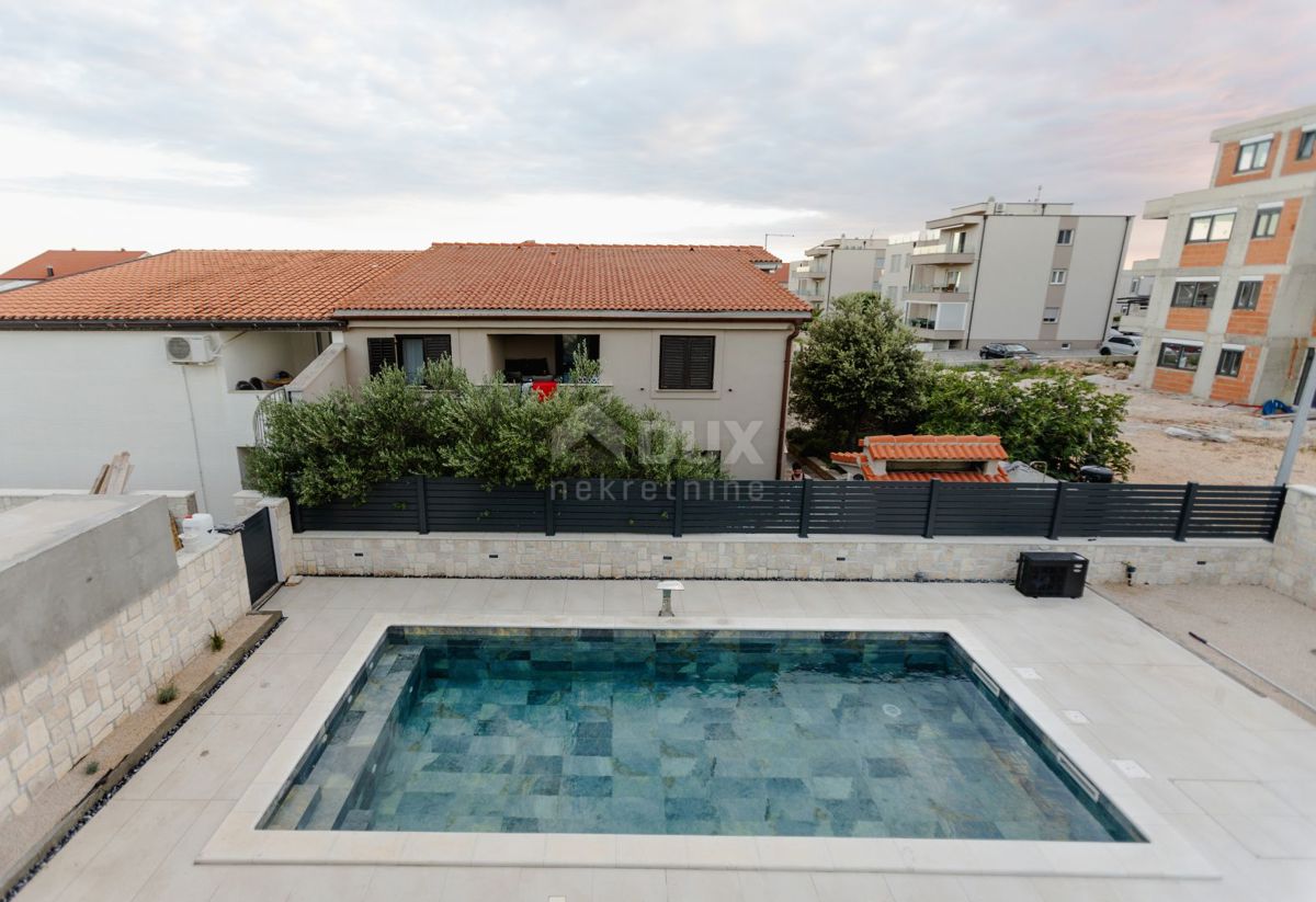 ISOLA DI PAG, MANDRE - esclusiva casa bifamiliare con piscina.