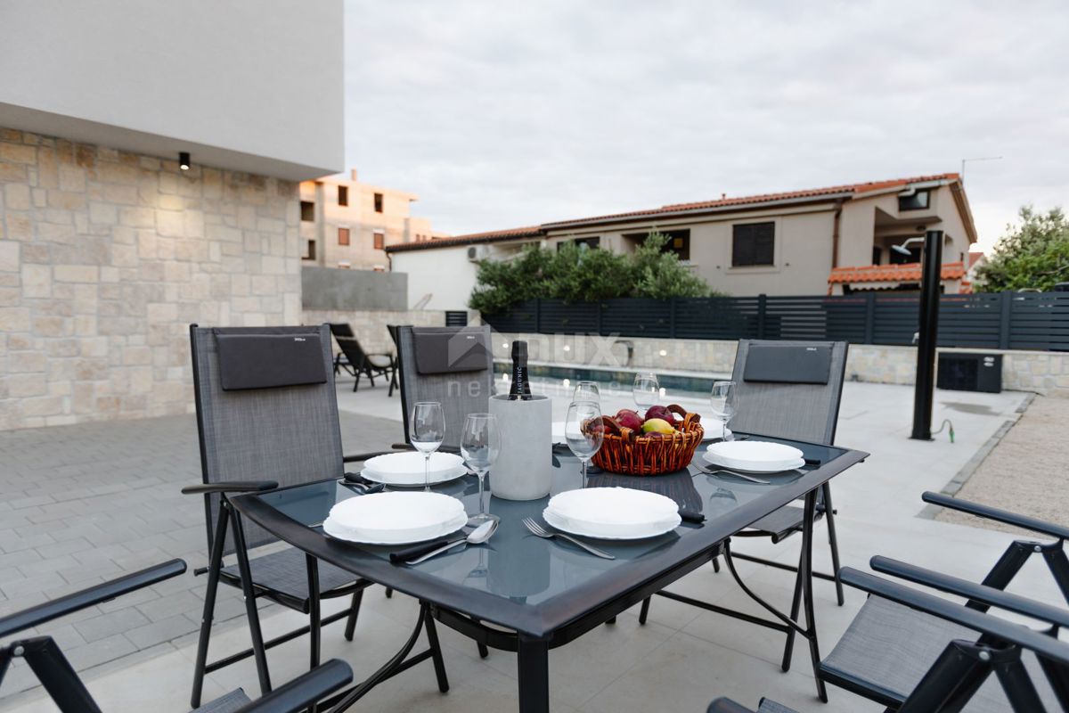 ISOLA DI PAG, MANDRE - esclusiva casa bifamiliare con piscina.