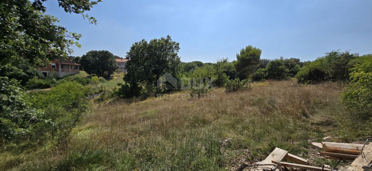 ISTRIA, KRNICA - 2330 m2 di terreno edificabile + 1500 m2 di terreno agricolo