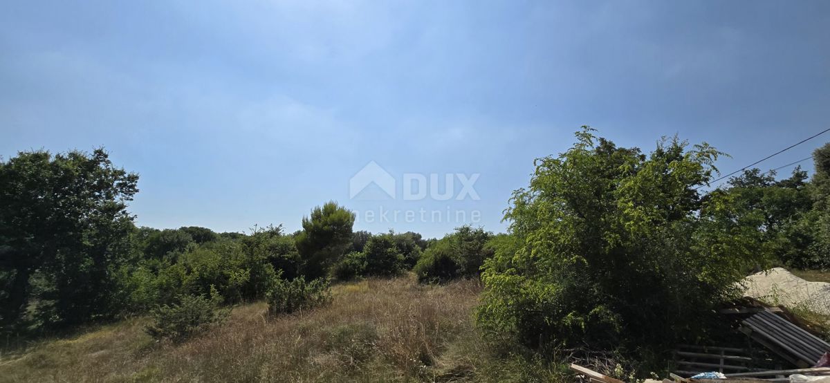 ISTRIA, KRNICA - 2330 m2 di terreno edificabile + 1500 m2 di terreno agricolo