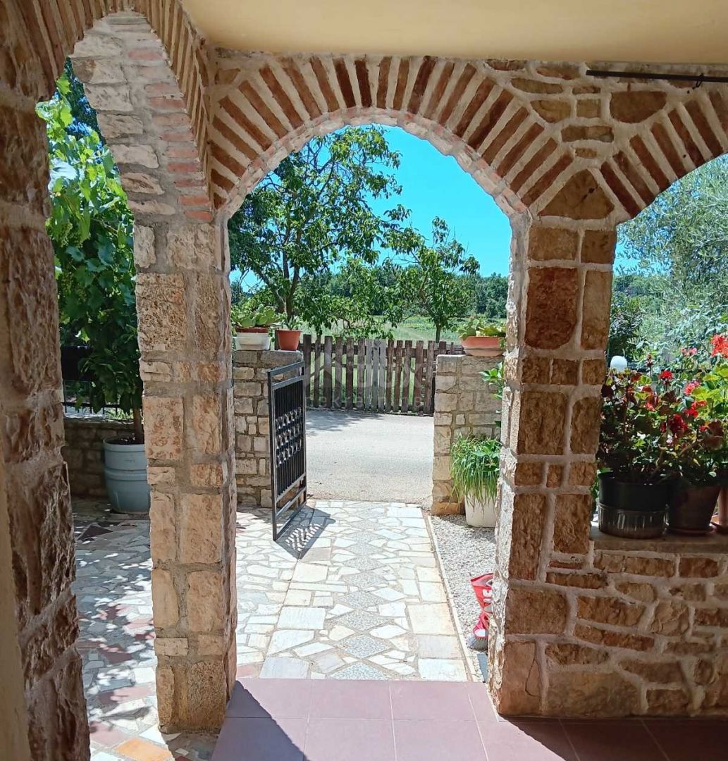 ISTRIA, PARENZO - Casa in pietra in una posizione idilliaca