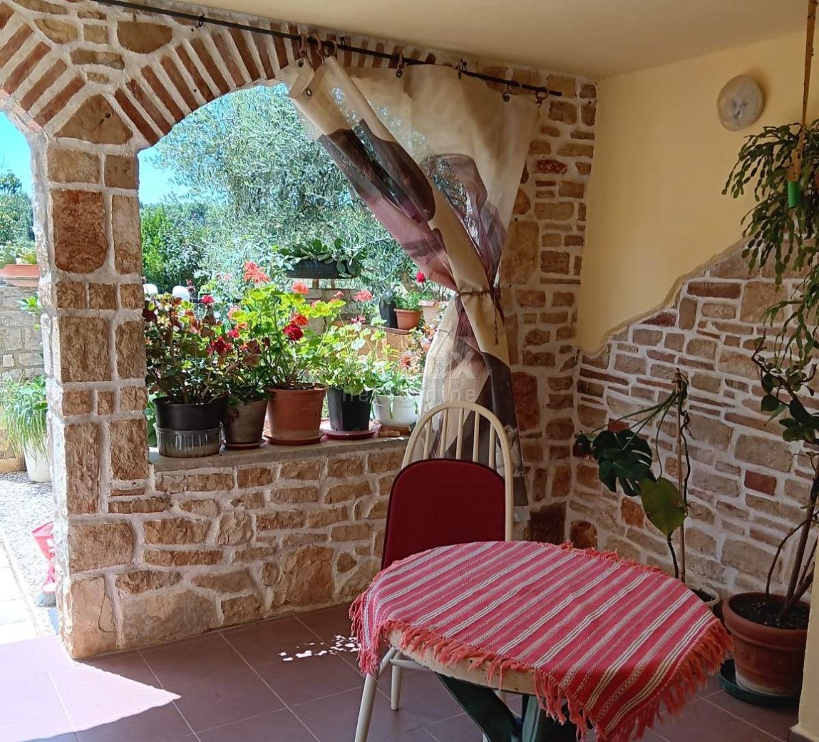 ISTRIA, PARENZO - Casa in pietra in una posizione idilliaca