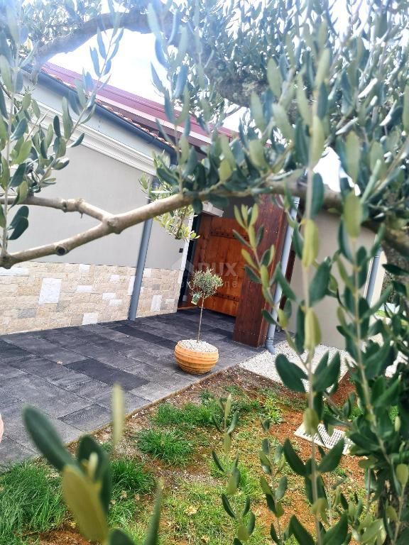 ISTRIA, ŠTOKOVCI - Bella casa a un piano con piscina, ampio cortile e sala giochi