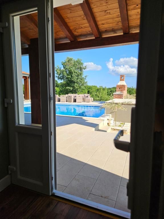 ISTRIA, ŠTOKOVCI - Bella casa a un piano con piscina, ampio cortile e sala giochi