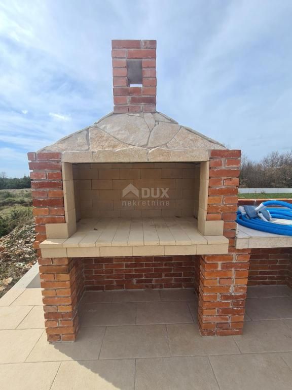 ISTRIA, ŠTOKOVCI - Bella casa a un piano con piscina, ampio cortile e sala giochi