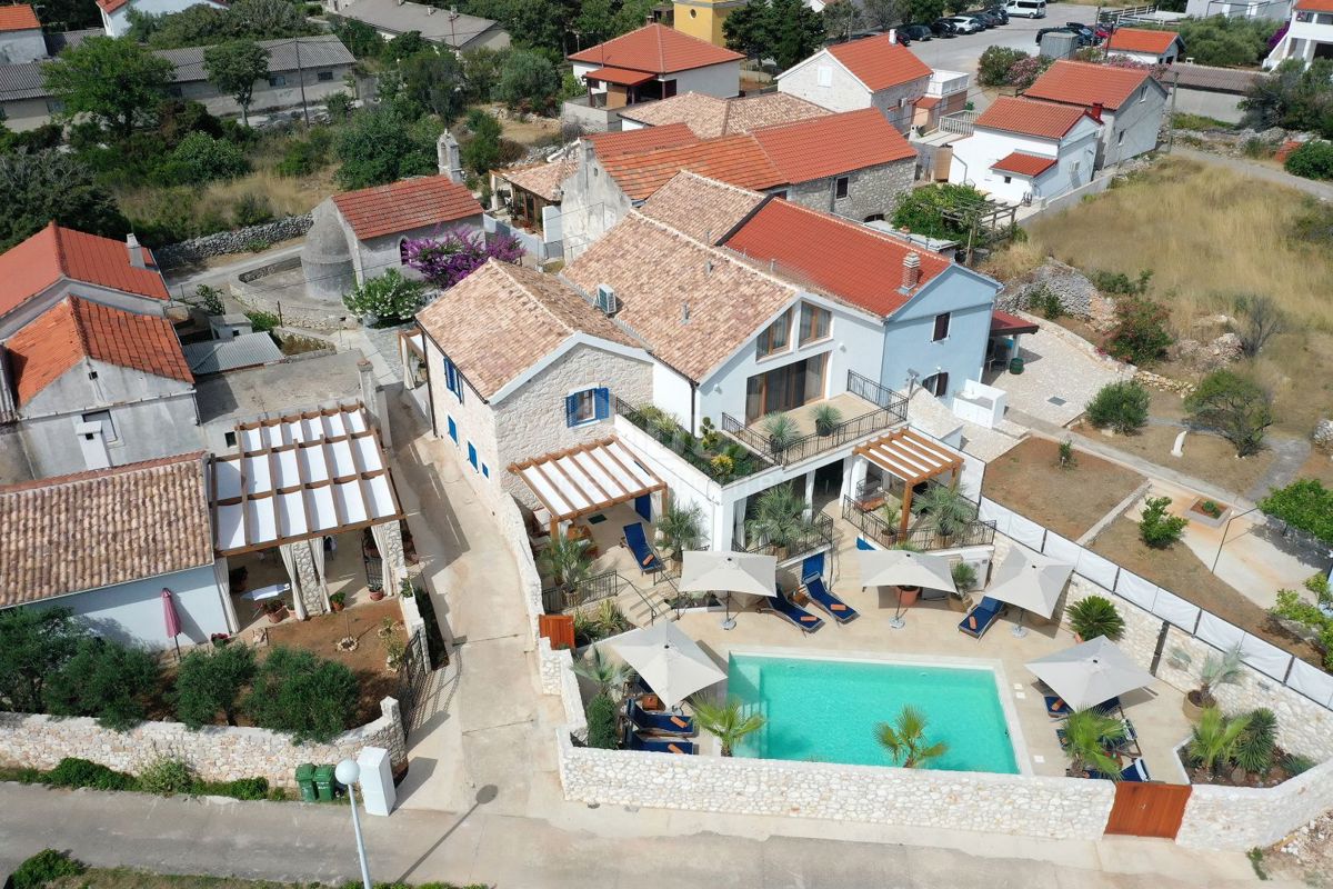 ISOLA DI MOLAT - Una casa bifamiliare unica con piscina nel cuore di Molat