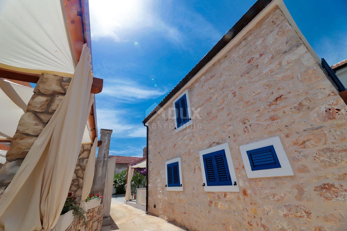 ISOLA DI MOLAT - Una casa bifamiliare unica con piscina nel cuore di Molat