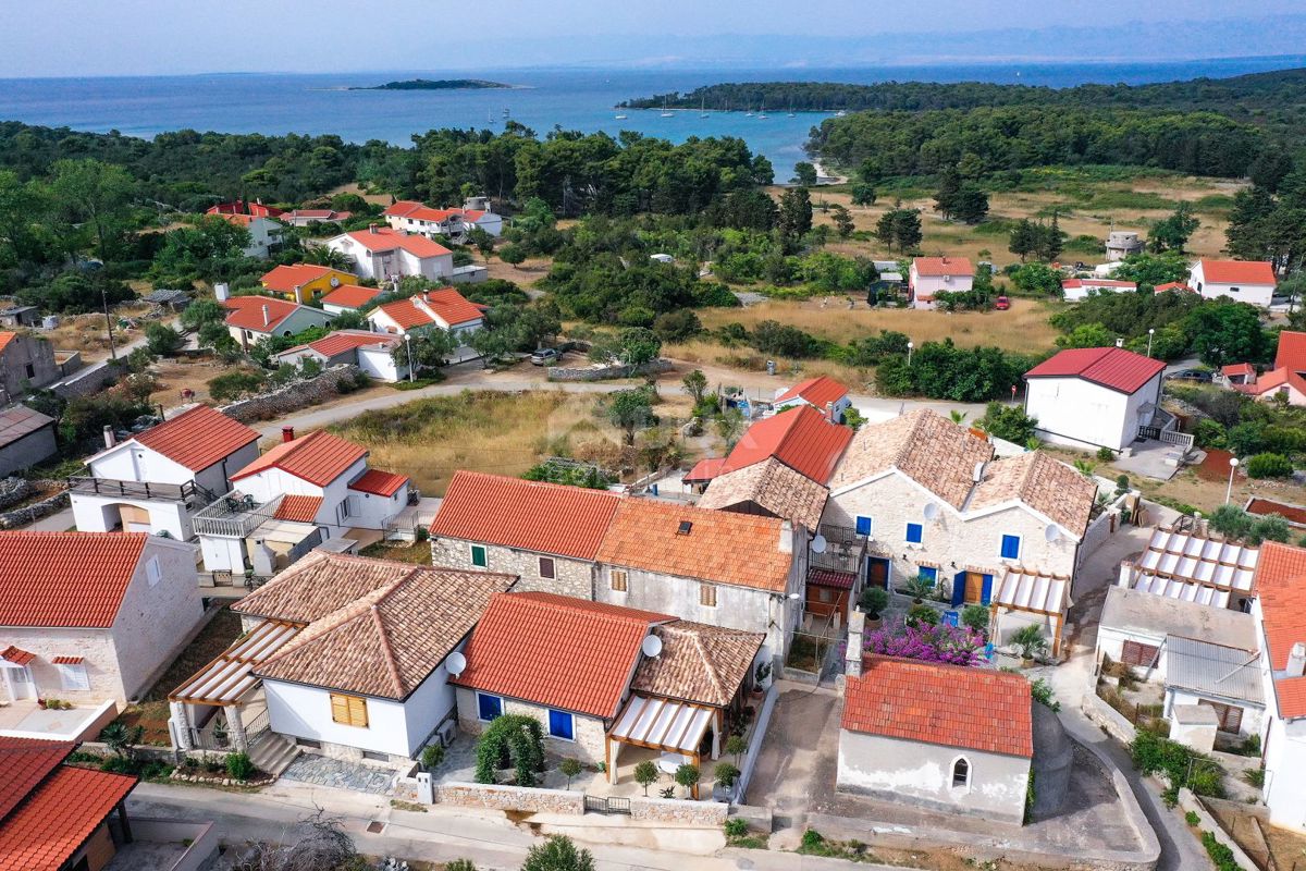 ISOLA DI MOLAT - Una casa bifamiliare unica con piscina nel cuore di Molat