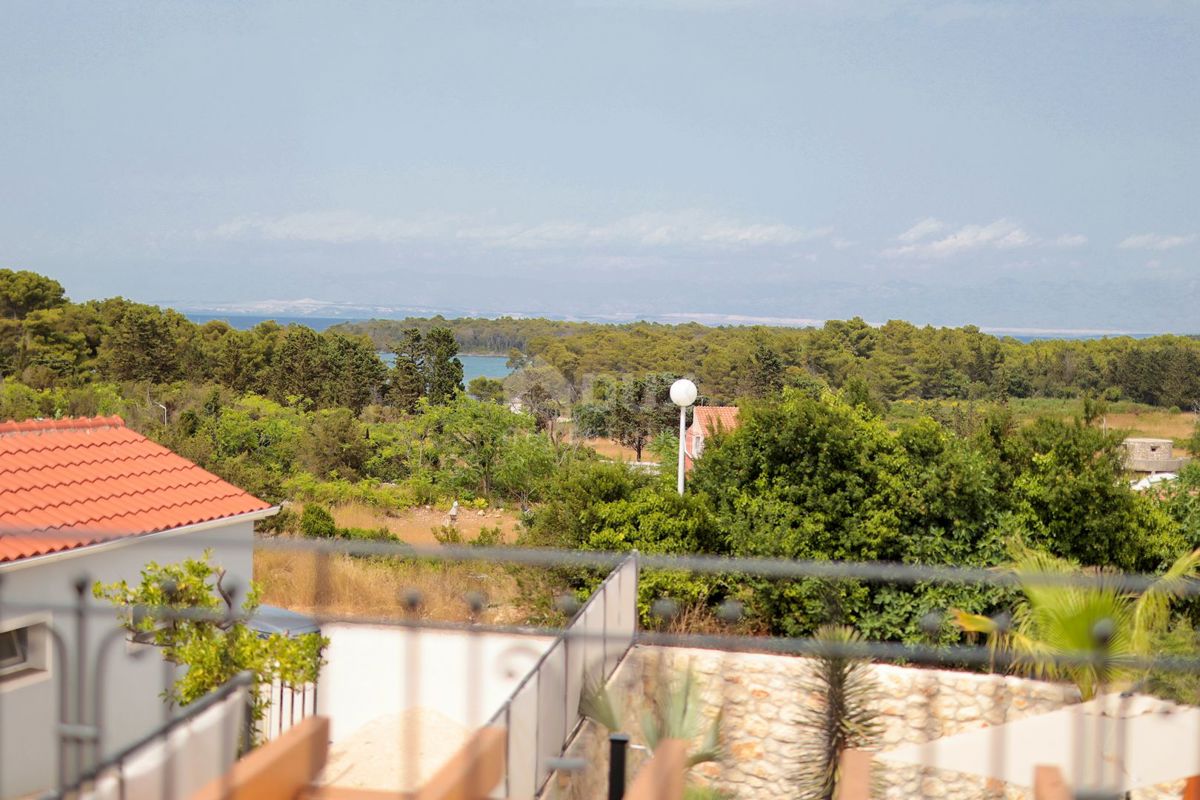 ISOLA DI MOLAT - Una casa bifamiliare unica con piscina nel cuore di Molat