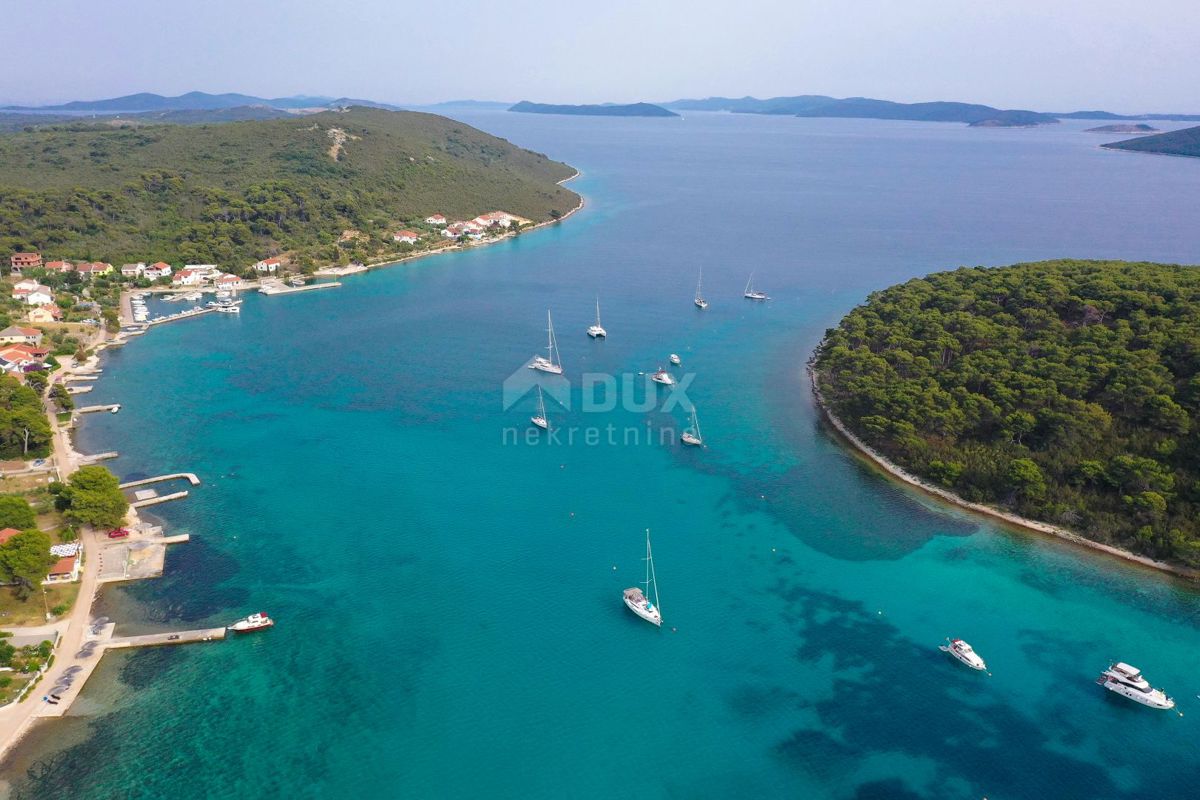 ISOLA DI MOLAT - Una casa bifamiliare unica con piscina nel cuore di Molat