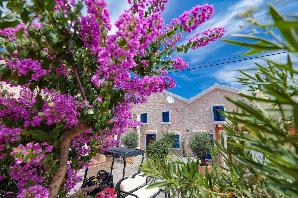 ISOLA DI MOLAT - Una casa bifamiliare unica con piscina nel cuore di Molat