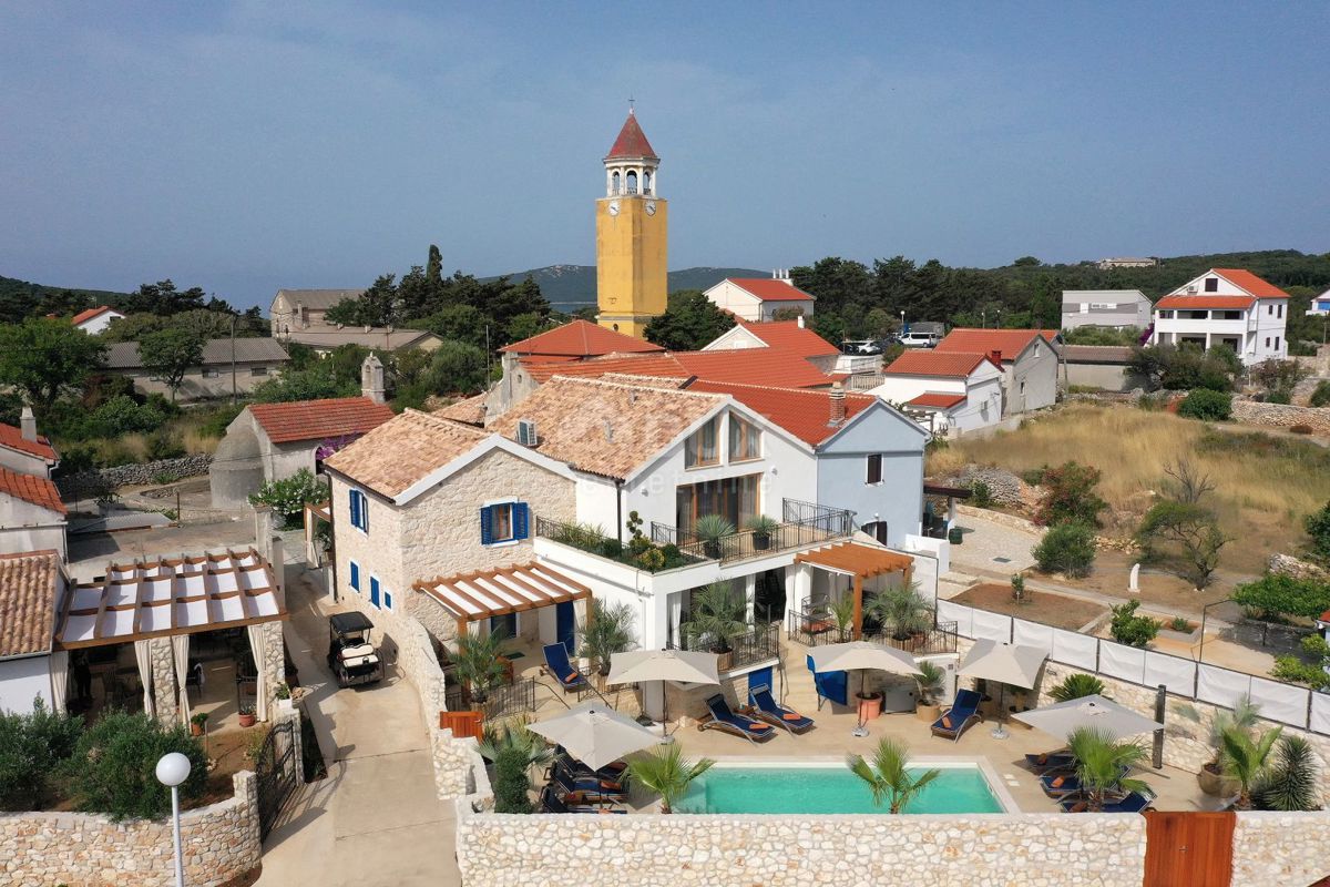 ISOLA DI MOLAT - Una casa bifamiliare unica con piscina nel cuore di Molat