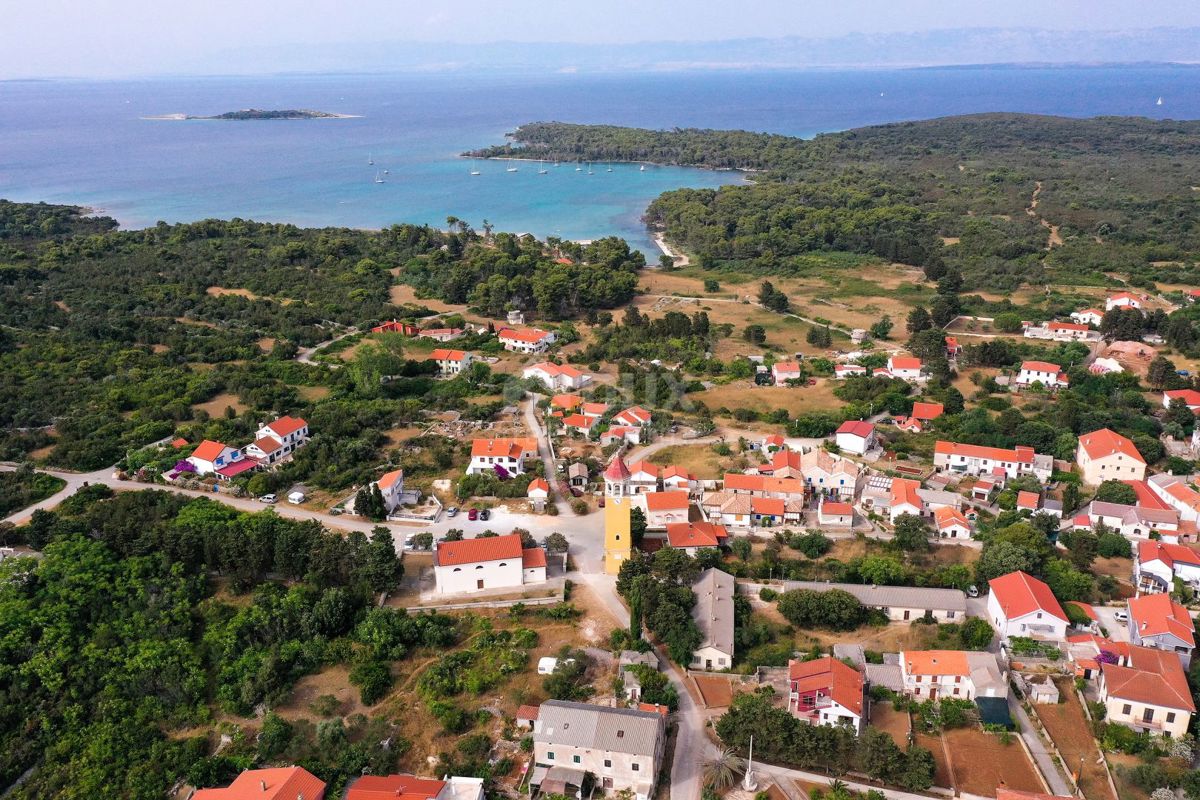 ISOLA DI MOLAT - Una casa bifamiliare unica con piscina nel cuore di Molat