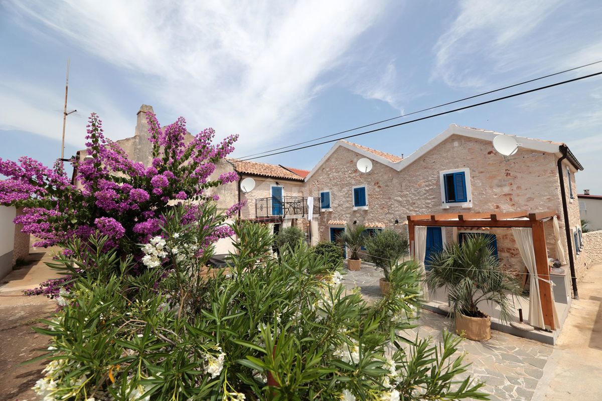 ISOLA DI MOLAT - Una casa bifamiliare unica con piscina nel cuore di Molat