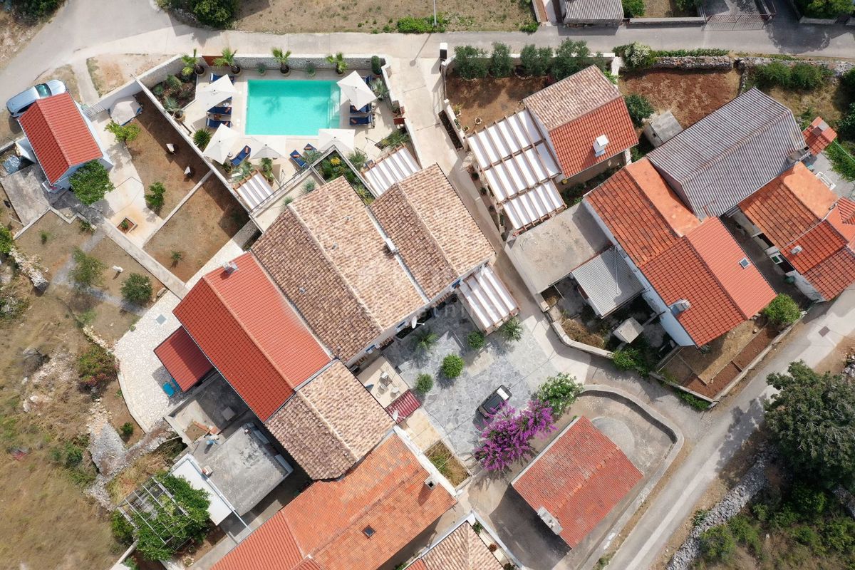 ISOLA DI MOLAT - Una casa bifamiliare unica con piscina nel cuore di Molat