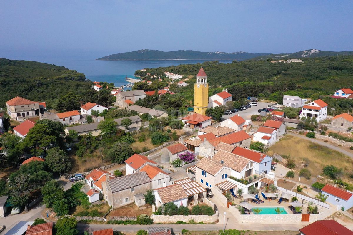 ISOLA DI MOLAT - Una casa bifamiliare unica con piscina nel cuore di Molat