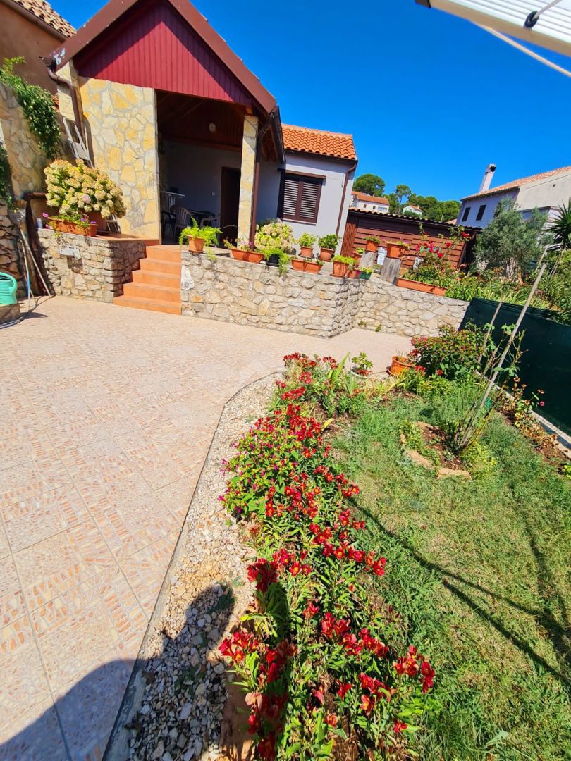 VELI LOŠINJ - condominio con bel giardino