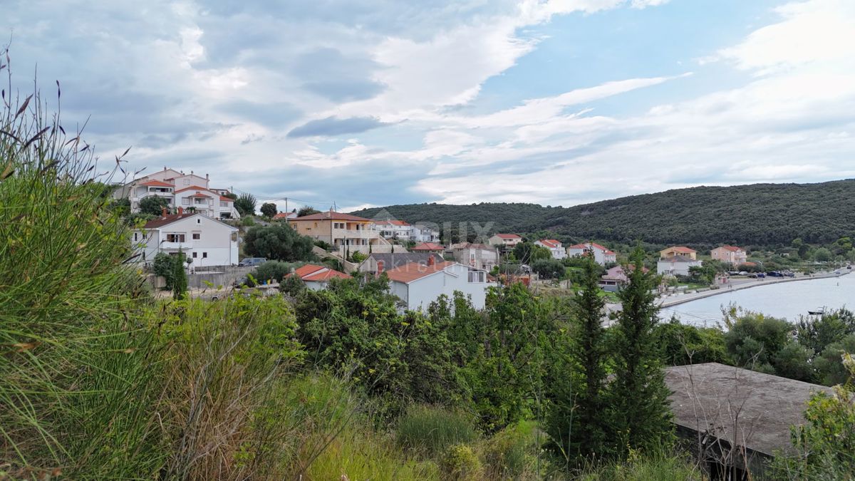 ISOLA DI RAB, KAMPOR - terreno edificabile di 2850 m2 vicino al mare