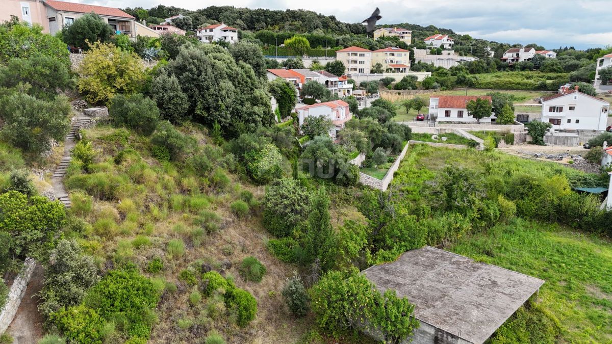 ISOLA DI RAB, KAMPOR - terreno edificabile di 2850 m2 vicino al mare