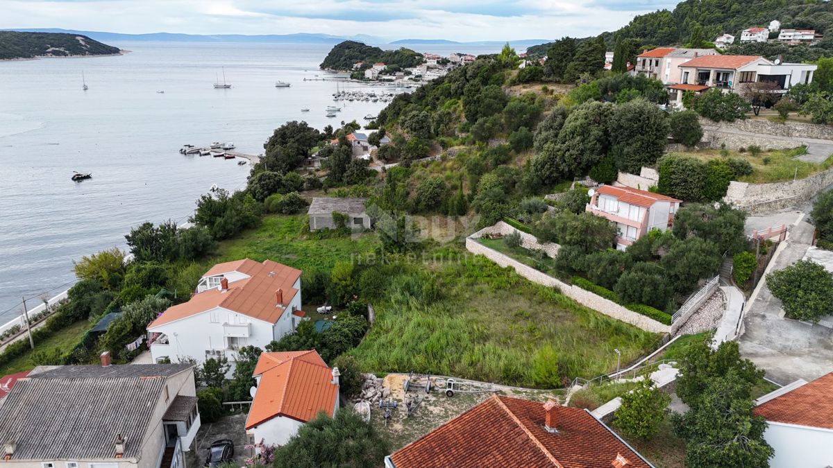 ISOLA DI RAB, KAMPOR - terreno edificabile di 2850 m2 vicino al mare