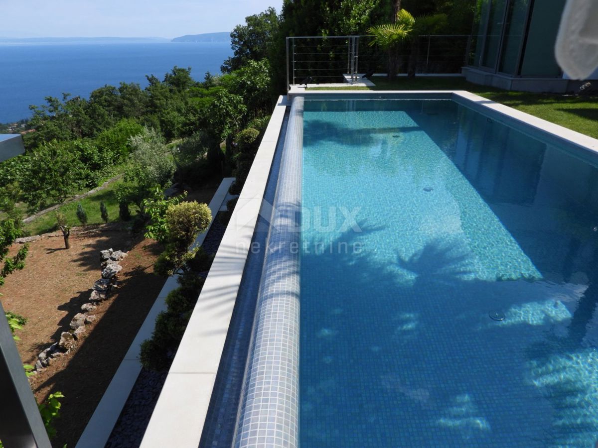 OPATIJA, LOVRAN - lussuosa villa con una bellissima vista sul mare, una piscina e un giardino di 500m2