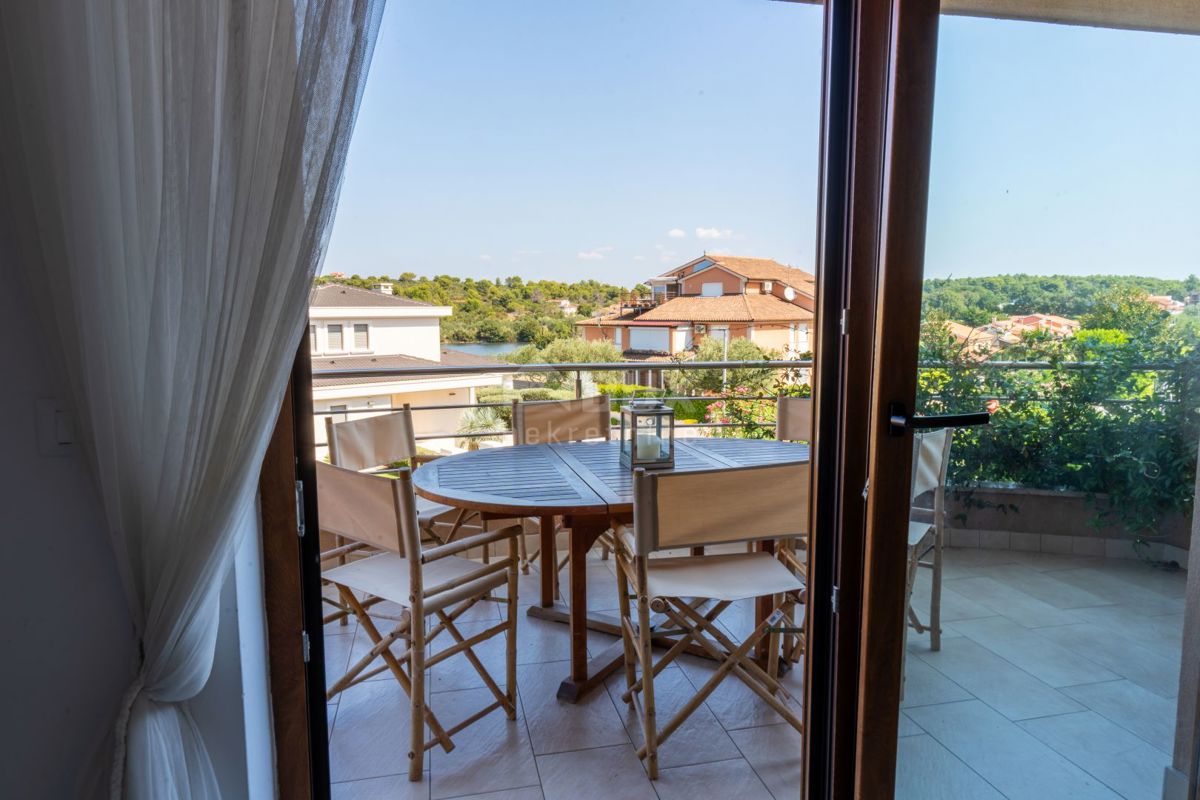 ISTRIA, BANJOLE - Bellissimo appartamento familiare con terrazza e garage in riva al mare!