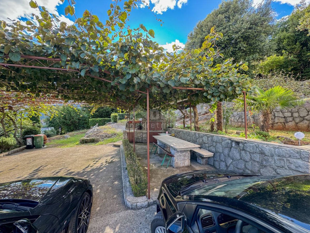 OPATIJA, IČIĆI - casa vicino alla marina di Ičići da ristrutturare, ricco giardino, vista panoramica sul mare, garage