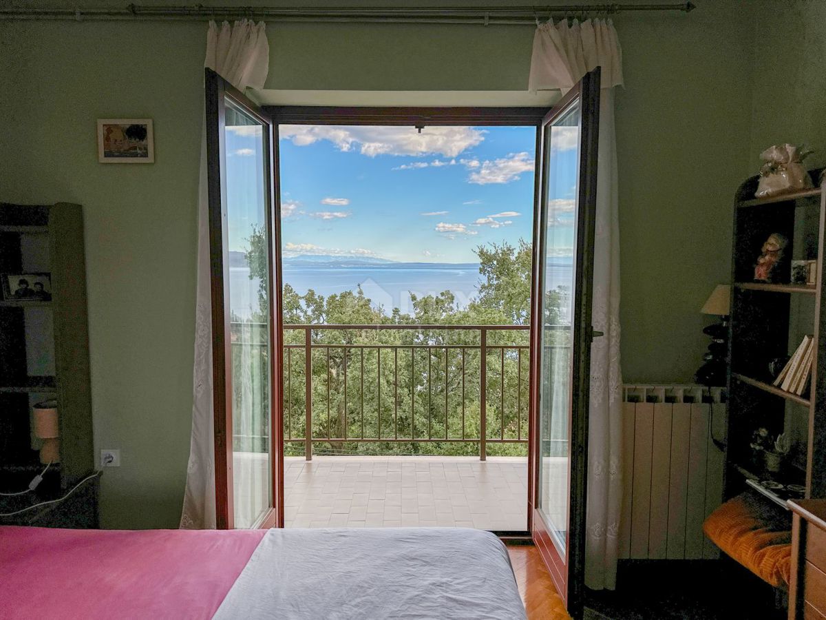 OPATIJA, IČIĆI - casa vicino alla marina di Ičići da ristrutturare, ricco giardino, vista panoramica sul mare, garage